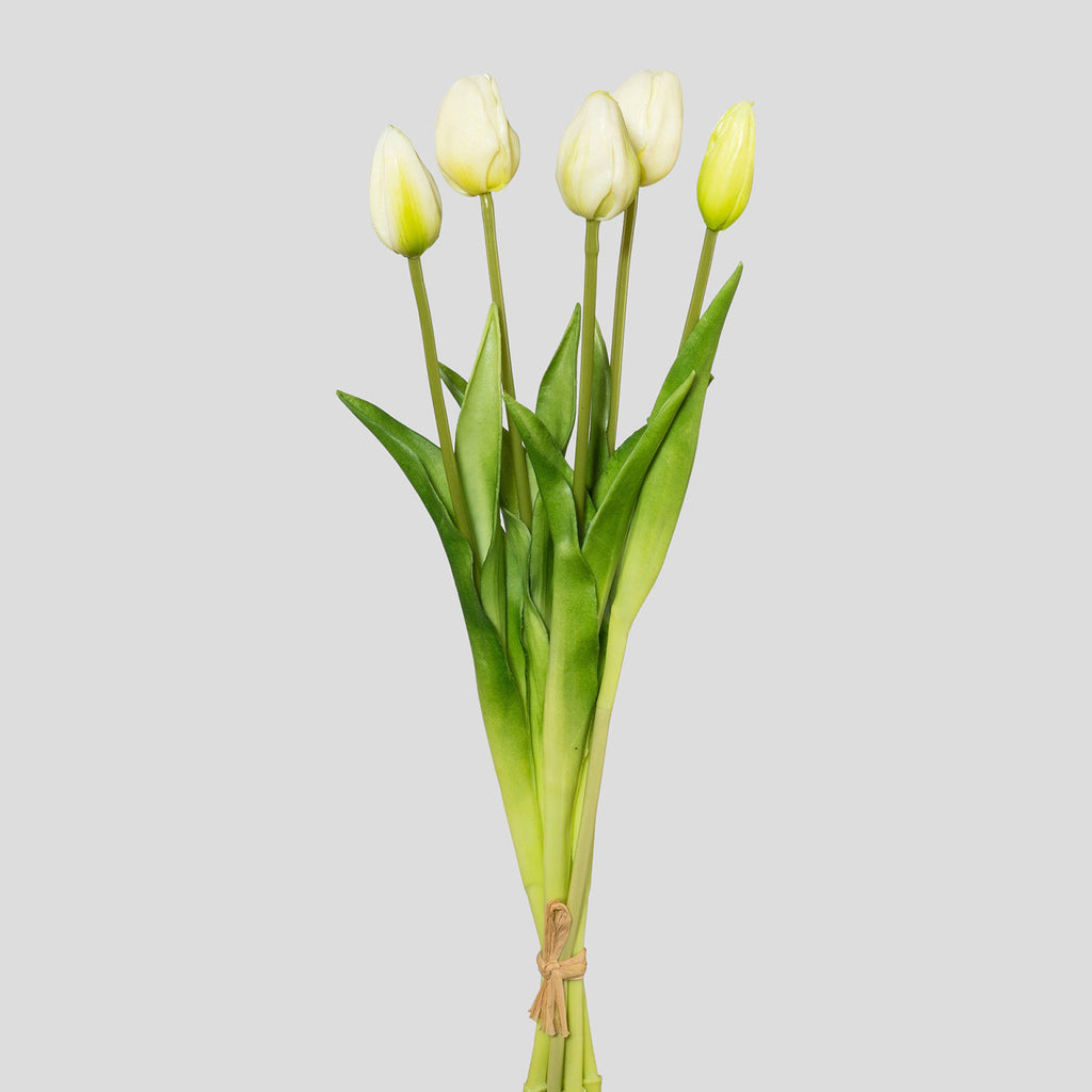 5 szálból álló, fehér színű tulipáncsokor művirág, bimbós virágfejekkel.