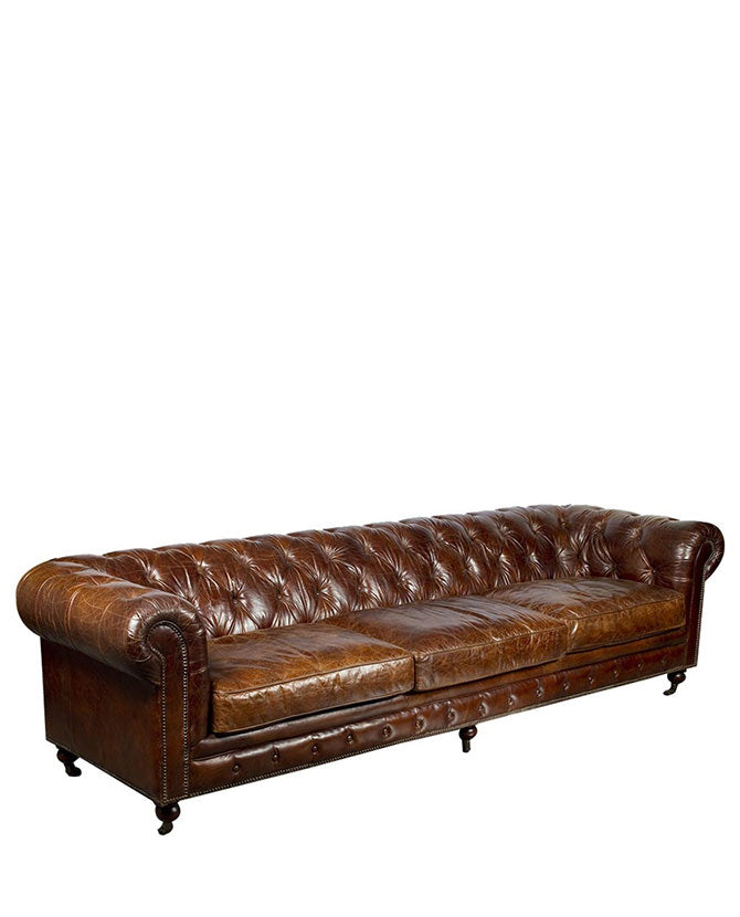 Prémium kategóriás, antikolt marhabőrrel kárpitozott, 5 személyes, kerekekkel ellátott klasszikus Chesterfield kanapé