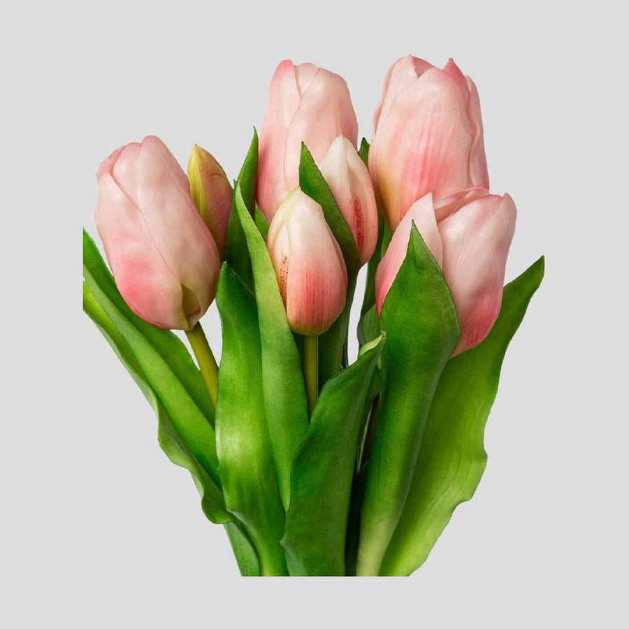 7 szálból álló, rózsaszín színű tulipáncsokor művirág, bimbós virágfejekkel.