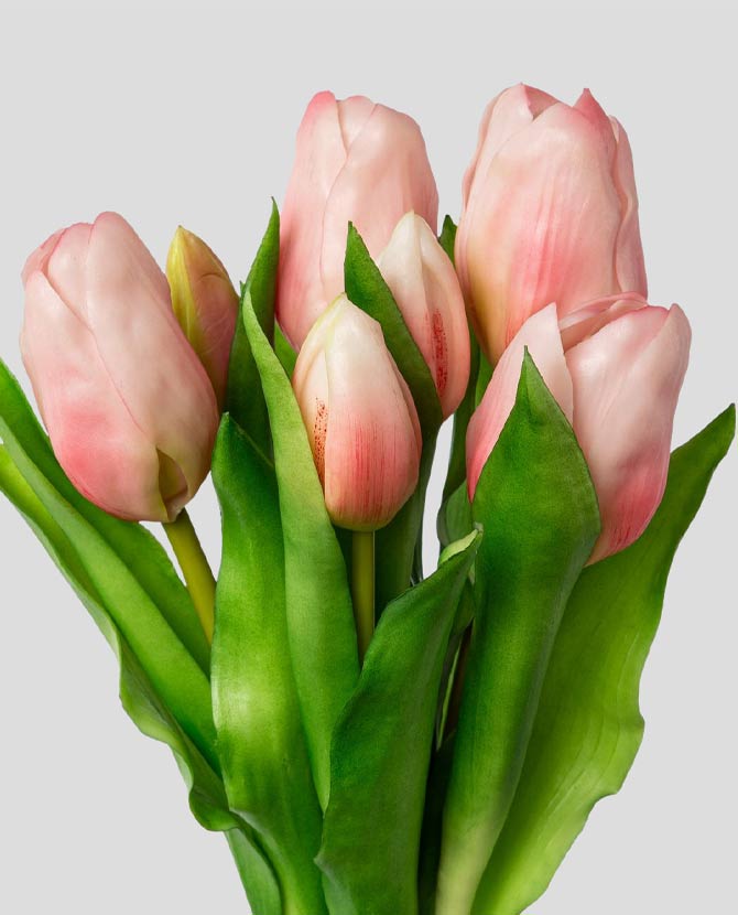 7 szálból álló, rózsaszín színű tulipáncsokor művirág, bimbós virágfejekkel.