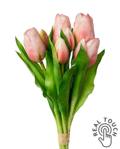 7 szálból álló, rózsaszín színű tulipáncsokor művirág, bimbós virágfejekkel.