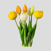 7 szálból álló, vegyes színű tulipáncsokor művirág, nyílt és bimbós virágfejekkel.