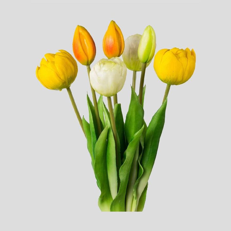 7 szálból álló, vegyes színű tulipáncsokor művirág, nyílt és bimbós virágfejekkel.