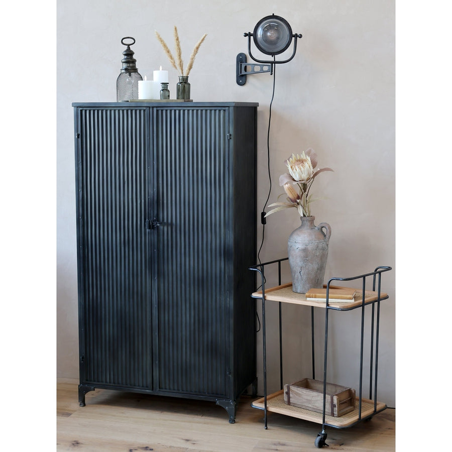 Ipari stílusú szoba, szekrénnyel, állvánnyal és a fémből készült falikarral.