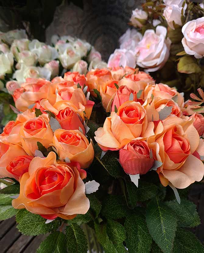 9 szálból álló, narancssárga színárnyalatú művirág rózsacsokor