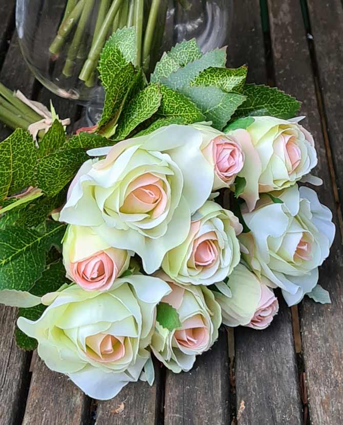 9 szálból álló, zöldes rózsaszín színárnyalatú művirág  rózsacsokor
