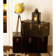 Szépia hatásású, vintage stílusú földgömb fémmel megerősített fenyőfa lábakon.