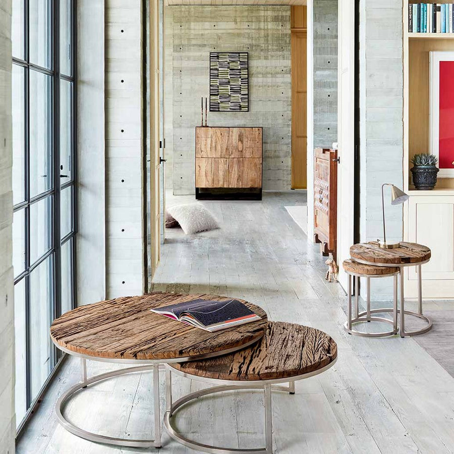 Loft stílusú lakásbelső előtérben a dohányzóasztalokkal.