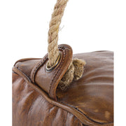 Loft stílusú, kocka alakú, bőrből készült ajtótámasz kötél fogantyúval.