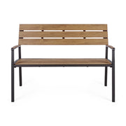 Kétszeméyles fekete fémvázas kerti pad, akácfa színű polifa háttlámlával, karfával és ülőfelülettel.