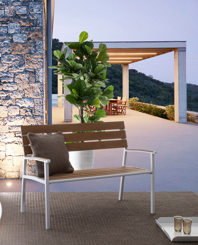 Kétszeméyles fehér fémvázas kerti pad, akácfa színű polifa háttlámlával, karfával és ülőfelülettel.