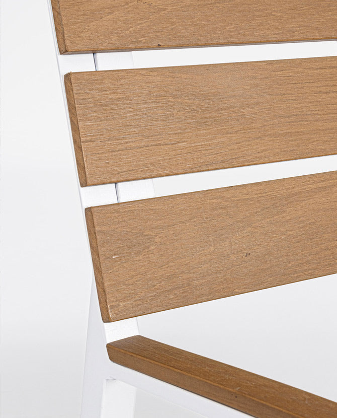 A polifa nagy sűrűségű polietilénből készül, a természetes fából készült kültéri bútorok első számú, alacsony karbantartási igényű alternatívájává teszi.