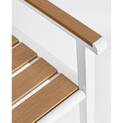 Kétszeméyles fehér fémvázas kerti pad, akácfa színű polifa háttlámlával, karfával és ülőfelülettel.