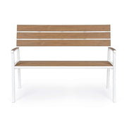 Kétszeméyles fehér fémvázas kerti pad, akácfa színű polifa háttlámlával, karfával és ülőfelülettel.