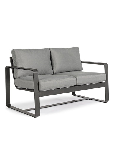 Prémium kétszemélyes kanapé alumíniumvázzal és olefin huzattal rendelkező ülő- és díszpárnákkal.
