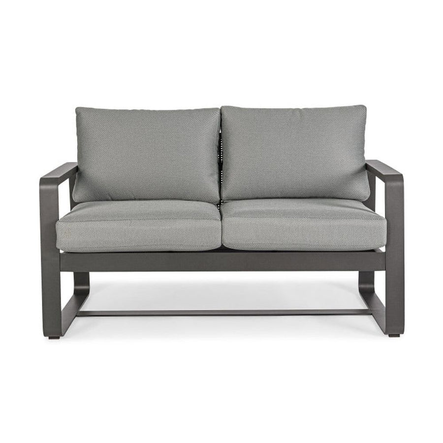 Prémium kétszemélyes kanapé alumíniumvázzal és olefin huzattal rendelkező ülő- és díszpárnákkal.