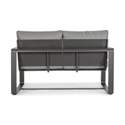 Prémium kétszemélyes kanapé alumíniumvázzal és olefin huzattal rendelkező ülő- és díszpárnákkal.