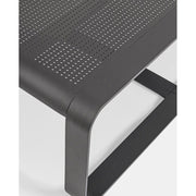 Kortárs stílusú, porfestett alumínium kültéri dohányzóasztal dekoratív lyukasztott lappal.