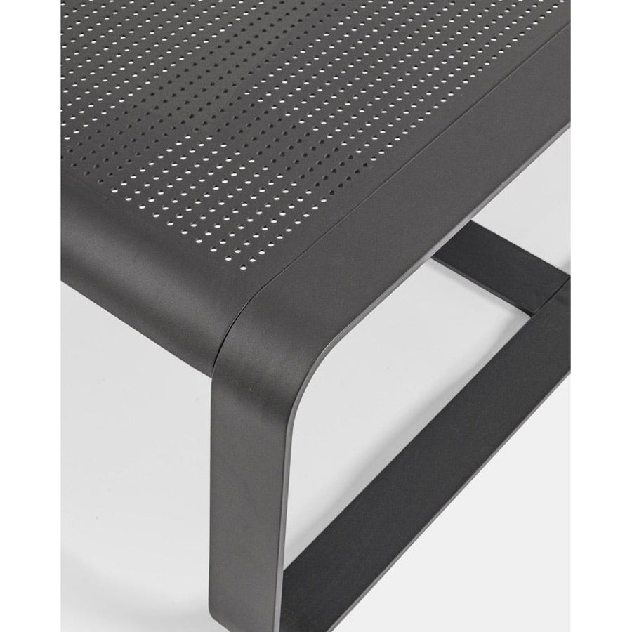 Kortárs stílusú, porfestett alumínium kültéri dohányzóasztal dekoratív lyukasztott lappal.