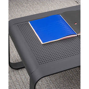 Kortárs stílusú, porfestett alumínium kültéri dohányzóasztal dekoratív lyukasztott lappal.