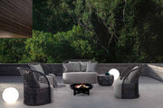 Teraszon álló kerti garnitúra köztük a modern formatervezett kanapé.