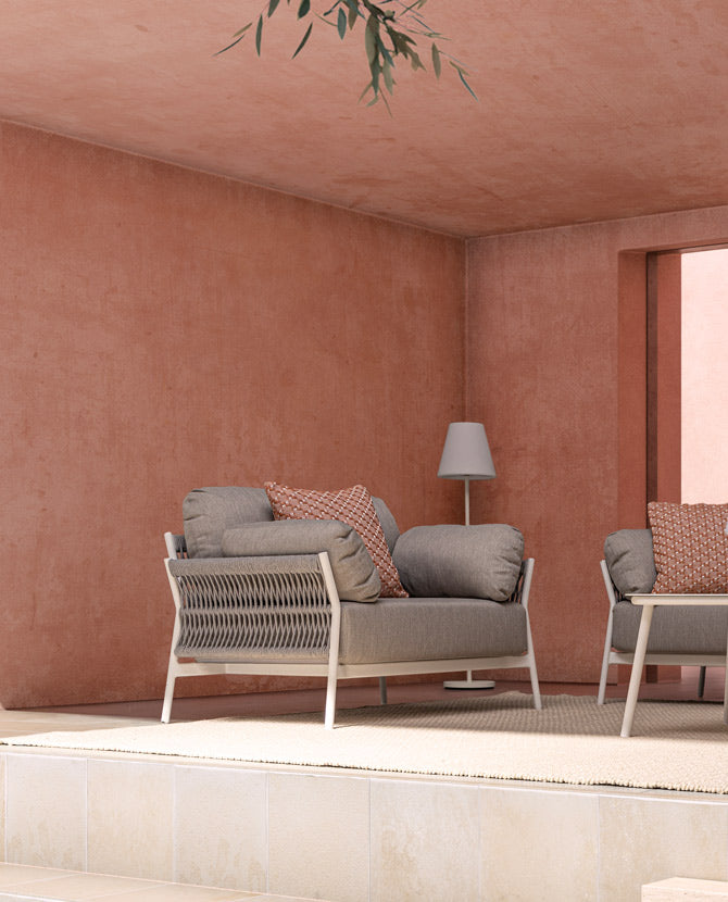 Mediterrán fedett teraszon álló kotárs, design kerti fotel.