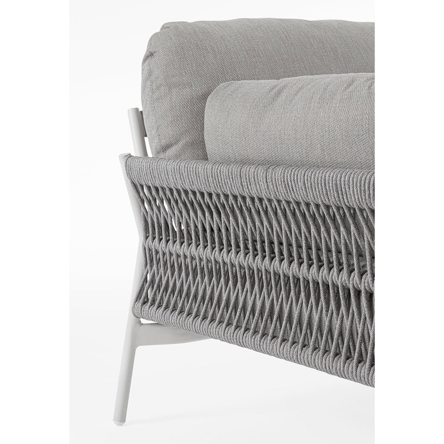 A kortárs, fehér és szürke színű kerti fotel kötélszövet részlete.