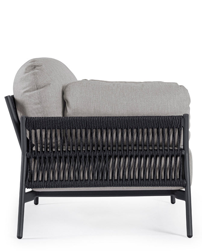 Kortárs stílusú, fekete és szürke színű kültéri kerti fotel.