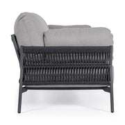 Kétszemélyes, kortárs stílusú, fekete és szürke színű kültéri, kerti kanapé.