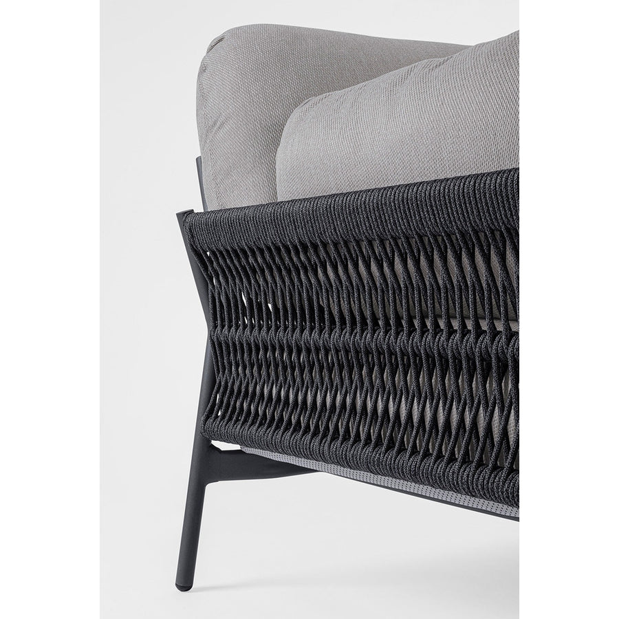 A kortárs, fekete és szürke színű kerti kanapé kötélszövet részlete.