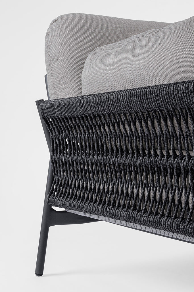A kortárs, fekete és szürke színű kerti kanapé kötélszövet részlete.