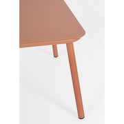 Porszórt alumíniumból készült, korallszínű, kortárs stílusú kerti dohányzóasztal részlete.