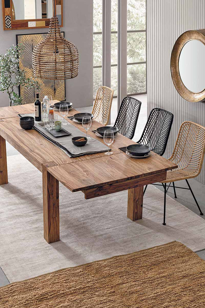 Skandináv stílusú étkező, natúr asztallal és négy darab kortárs, rattan étkezőszékkel.