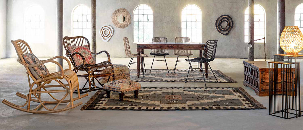 Loft stílusú környezet, loft és skandináv stílusú bútorokkal, előtérben a rattan hintaszékekkel.