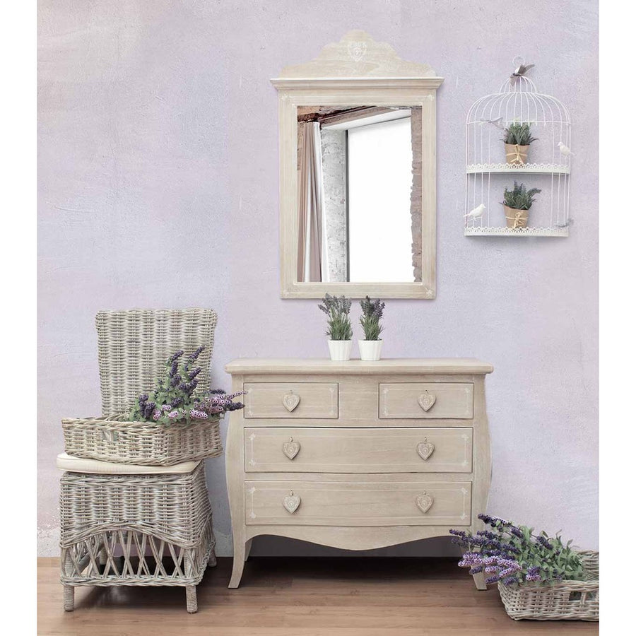 Shabby chic stílusú szobabelső komóddal, tükörrel valamint a vintage stílusú rattan étkezőszékkel.