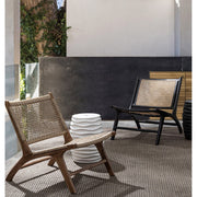 Kortárs stílusú, rusztikus pihenőszék, mikroszálas polipropilén kötélből szőtt ülőfelülettel és háttámlával.