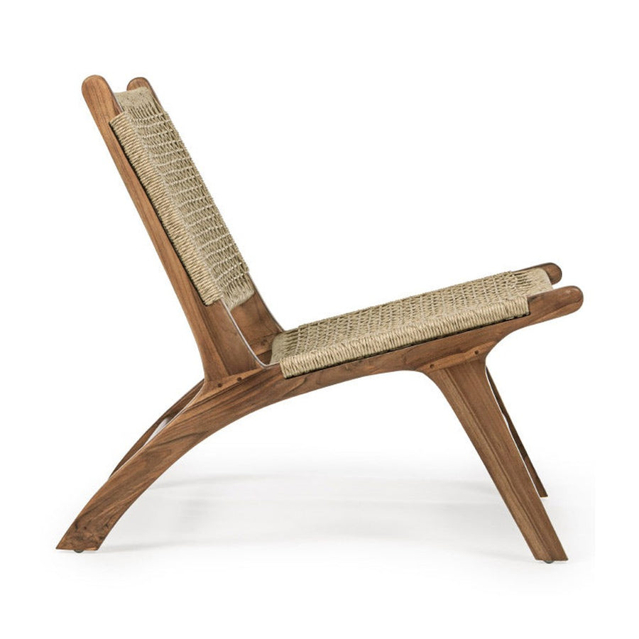 Kortárs stílusú, rusztikus pihenőszék, mikroszálas polipropilén kötélből szőtt ülőfelülettel és háttámlával.