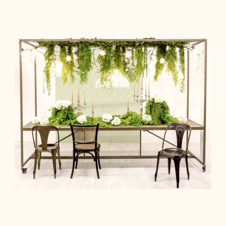 Industrial stílusú kiállítóasztal fémvázzal és jegenyefenyő asztallappal. A bútor négy lefékezhető gumikerékkel rendelkezik.