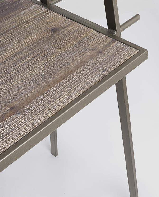 Loft stílusú kiállítóasztal fémszerkezettel és jegenyefa asztallappal.
