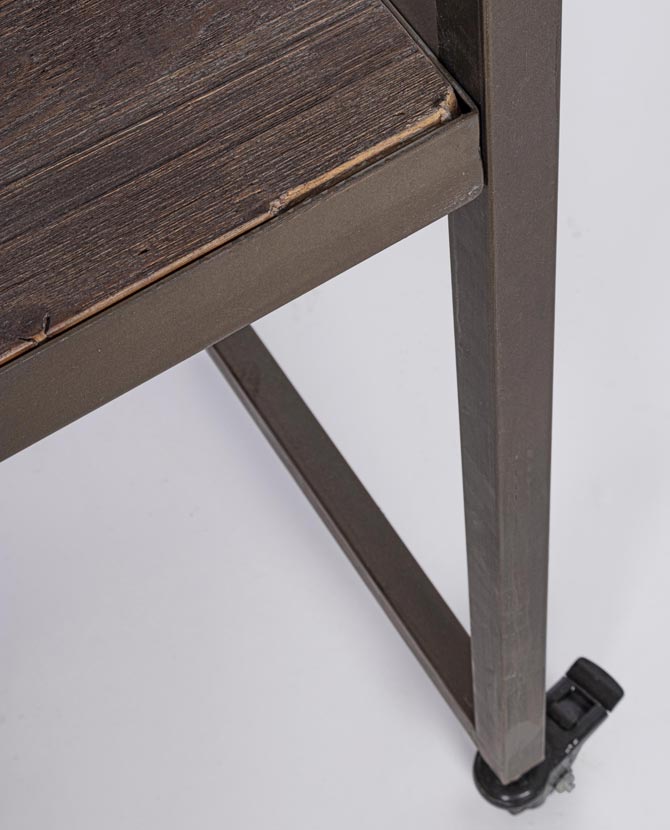 Industrial stílusú kiállítóasztal fémvázzal és jegenyefenyő asztallappal. A bútor négy lefékezhető gumikerékkel rendelkezik.