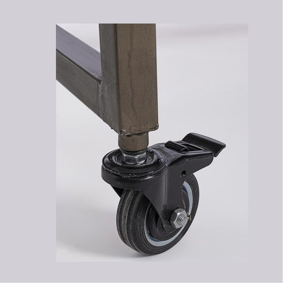 Industrial stílusú kiállítóasztal fémvázzal és jegenyefenyő asztallappal. A bútor négy lefékezhető gumikerékkel rendelkezik.