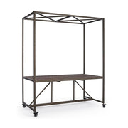 Industrial stílusú kiállítóasztal fémvázzal és jegenyefenyő asztallappal. A bútor négy lefékezhető gumikerékkel rendelkezik.