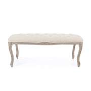 Koloniál stílusú, nyírfából és kaucsukfából készült, bézs színű, bársonyhatású textíliával kárpitozott kézműves ülőpad.