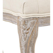 A bútor lábait díszítő virágmotívum.