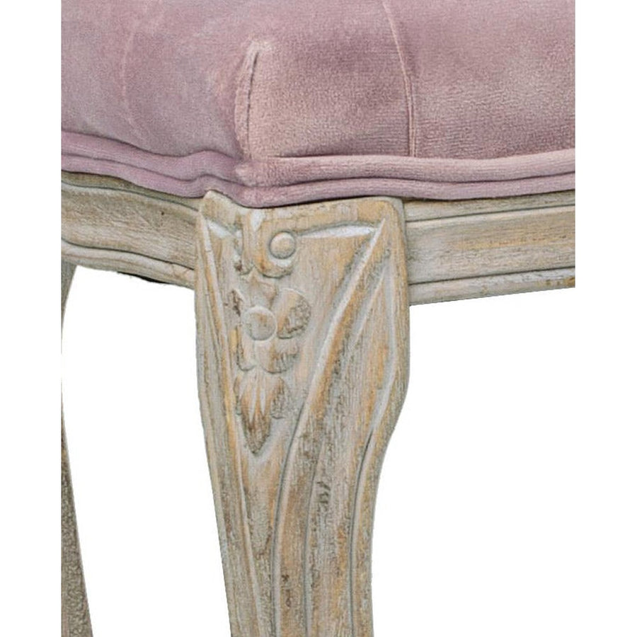 A bútor lábait díszítő virágmotívum.