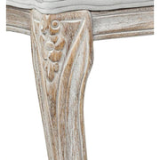 A bútor lábait díszítő virágmotívumok.