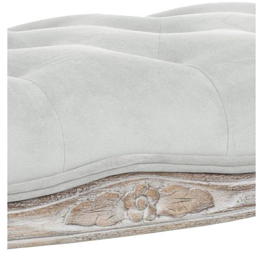 A bútor keresztfáját díszítő virágmotívum.