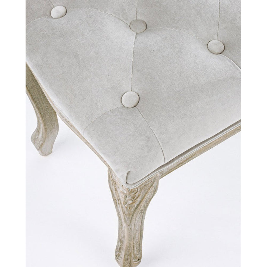 Gombbehúzásos kárpitázási technikával készült párnázás.