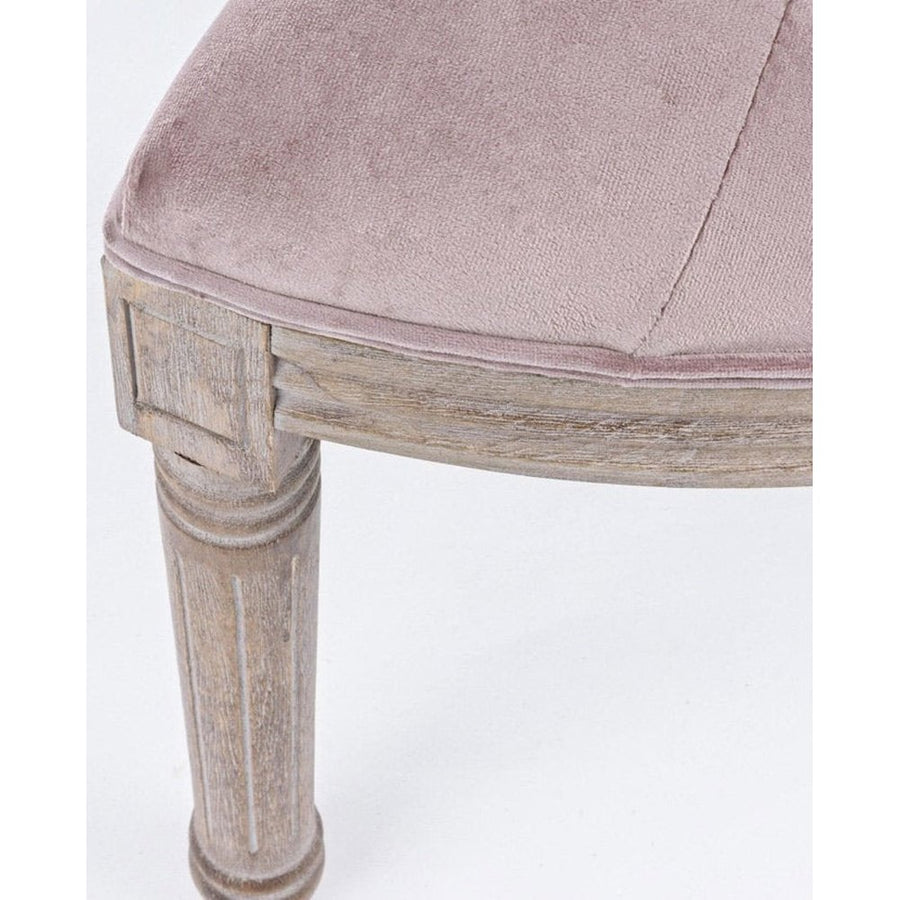 A bútor fa részeit faragások díszítik.