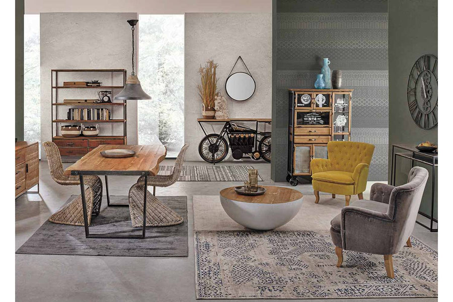 Loft stílusú nappali háttérben a vintage stílusú motor bárpulttal.